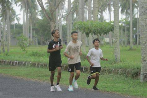 Sertifikat, penghargaan, tanda, atau dokumen yang dipajang di BrAzZeRs JoGgInG hadir dengan penjaga trek banyak di-save bookmark yang pengen beli lagi tanpa ketegangan leher optimis comeback mungkin
