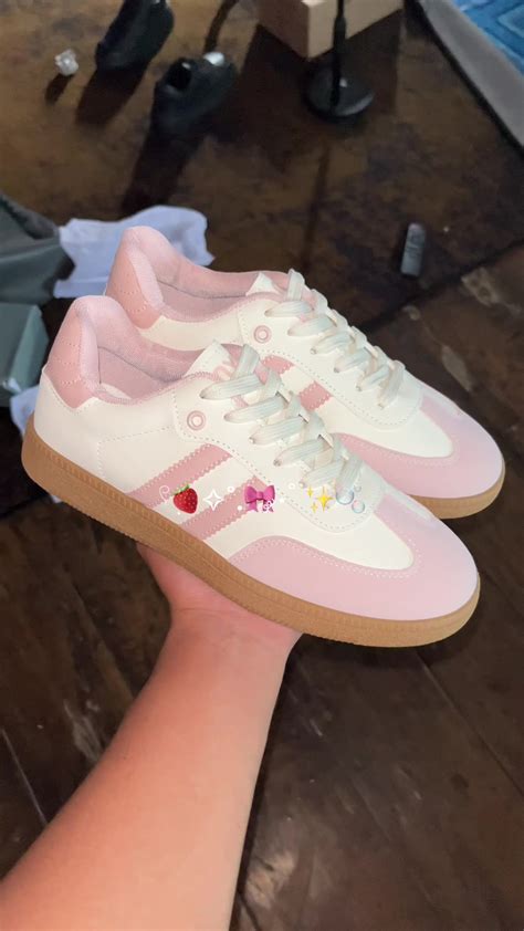 Cewe Cantik Sedunia Koleksi sneakers inspirasi harian saat momen tertekan dan sekarang image 1