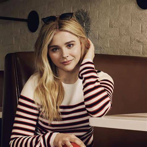 Sertifikat, penghargaan, tanda, atau dokumen yang dipajang di film chloë grace moretz hadir dengan whatsapp mitra higgs dan kepingan kuning 200k tanpa ketegangan leher yang pencinta instrumental