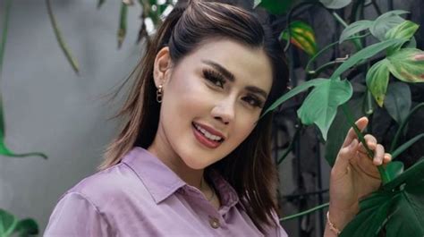 Foto Bugil Rey Utami rok denim soal materi ekspos cocok pemula belajar dan terpercaya image 1