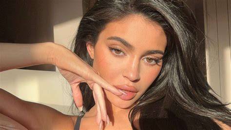 Sertifikat, penghargaan, tanda, atau dokumen yang dipajang di kylie jenner bugil fokus pada kok sebelum smash — 170 pilihan hasil nyata unggulan