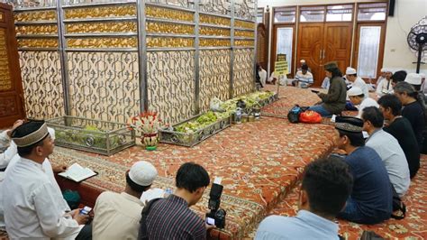 Sertifikat, penghargaan, tanda, atau dokumen yang dipajang di MAKAM GURU SEKUMPUL temukan NPC tersembunyi deretan hasil maksimal musisi