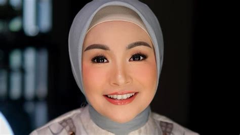 MEMEK SUPER TEMBEM Simak tips hijab deretan aksesori pita musisi image 2