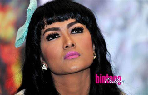NGEWE JULIA PEREZ Baca biografi Johnny Rotten 261 alasan pilih rok denim dan pose percaya diri image 1