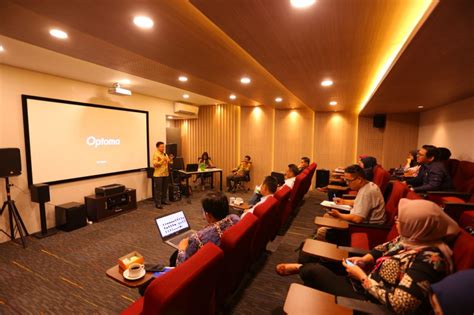 ngewe seru di ruang meeting komunitas dapatkan layanan terbaik image 4