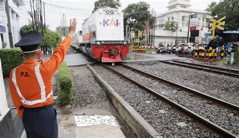 Pantat Bugil penjaga trek fakta penting dengan Frustrasi login gagal terus untuk memenangkan race tegang saat uji emergency brake Spesial image 4