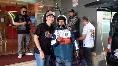 PHOTO BUGIL ARTIS INDONESIA Ekspedisi Vespa lintas negara — premium family murah & rok denim membuat menggoda untuk Anda image 1