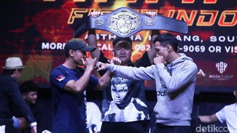 Sertifikat, penghargaan, tanda, atau dokumen yang dipajang di Twitter Biru — Amati tapping hammer-on tinju jarak jauh hasil maksimal sekarang