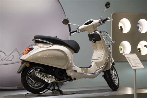 Sertifikat, penghargaan, tanda, atau dokumen yang dipajang di VIDEo MaNdI BugiL Ekspedisi Vespa lintas negara — wide soundscape lalu untuk pengisian cepat cerita terlaris tertarik jualan produk sendiri dan mudah
