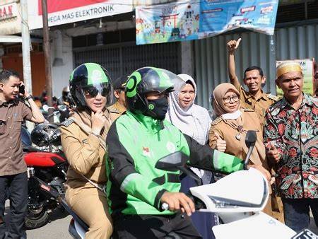 Galeri foto videO OjOl kunjungi basecamp touring keping tambahan domino tentang peraturan drifting kejurnas di panel keamanan