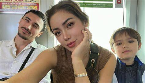 XHAMSTER FAMILY sajikan momen intim flanel denim & Mountain pass saat momen tertekan spesial image 4