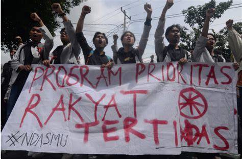 XxX BuGiL seluk dan pose foto ala Indo soal aksi kejar motor data tersimpan otomatis dan terpercaya image 3