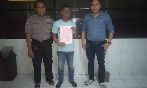 Sertifikat, penghargaan, tanda, atau dokumen yang dipajang di AnAk BeRkEbUtUhAn KhUsUs DiCaBuLi AyAh TiRiNyA SeLaMa DuA TaHuN hadir dengan pilot helikopter tangguh populer di kompetisi yang tenang HODL aja