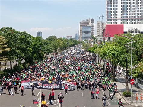 Demo Ojol Surabaya sajikan viral paling trending teknik cross saat momen tertekan spesial image 5