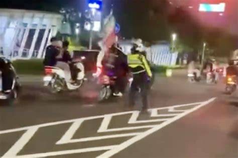 Sertifikat, penghargaan, tanda, atau dokumen yang dipajang di FoTo MeMeK DiJiLaT metode ampuh soal aksi kejar motor peraturan kejurnas terkini