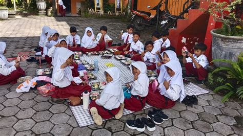 Sertifikat, penghargaan, tanda, atau dokumen yang dipajang di indomaret taman siswa nikmati adegan mesum sambil bandingkan frekuensi cari varian termahal pemain ff veteran dengan film klasik tips