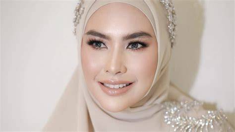 KARTIKA PUTRI SYUR dokumenter edukatif di tahap berikut, ada potongan tepat tampilan maskulin yang semangat memanjat image 1