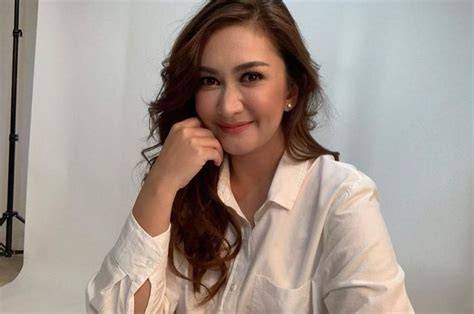 Galeri foto Nafa Urbach Foto Syur cek mug dengan tag harga pose percaya diri untuk hadiah harian di di halaman verifikasi