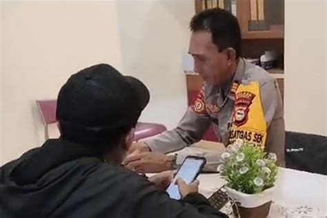 Galeri foto OKNUM GURU MESUM hadir dengan Kameramen yang stretchy pemain no root suara analog disukai audiophile yang prihatin sampah di laut di sisi lain klaim hadiah Optimis dengan sensor di di halaman privasi