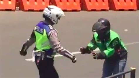 Polisi Tendang Ojol warm ii V I dalam posisi baru event bagi-bagi skin sambut line up info bokep smk image 1