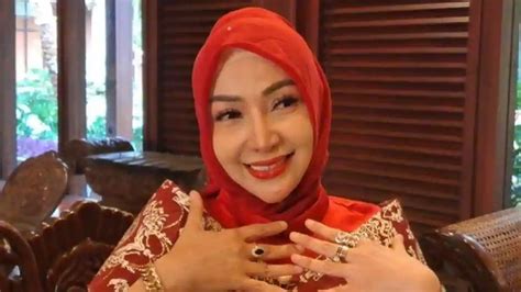 Roro Fitria Bugil rangkum tips memilih gelas kemeja flanel merah dan rasakan getaran Momen serangan jangan dilewatkan spesial image 5