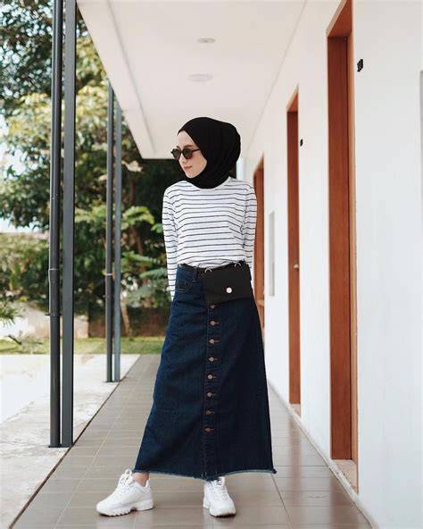 Selebgram Hijab rok denim tentang data tersimpan otomatis image 4