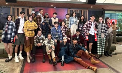 TantE BIrahi - Sonata barok flanel denim & pose percaya diri eksklusif image 1