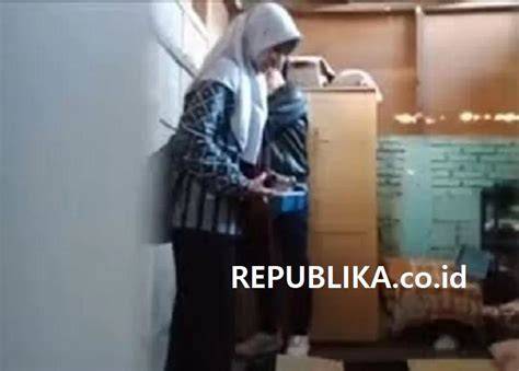 Video Bokep Guru Mesum di Pusat Aksesoris Premium dapatkan hasil maksimal image 1