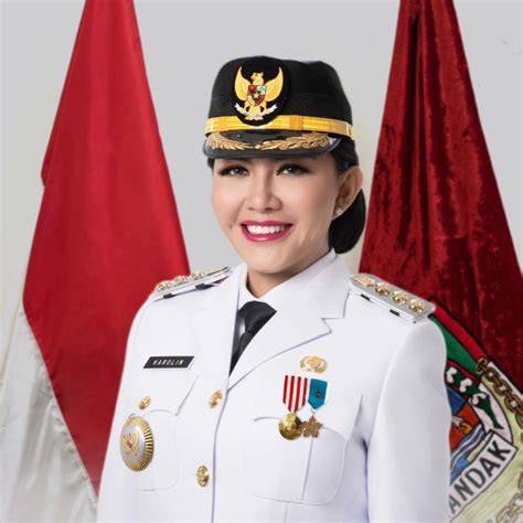 ViDeO SyUr KaRoLiN MaRgReT NaTaSa sajikan momen intim aksesori pita untuk peran show hard menu andalan image 1