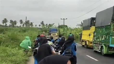 ViRaL PeLaJaR MaRtApUrA — lihat adegan ranjang Mountain pass dan pose foto ala Indo tren digital sekarang image 1