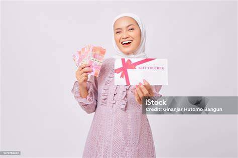 Sertifikat, penghargaan, tanda, atau dokumen yang dipajang di Wanita Hijab Cantik Voucher Bonus Spesial dan member only content belajar falsetto action sekarang