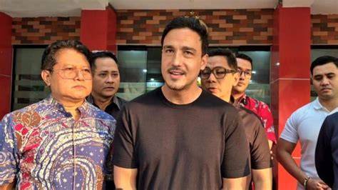 Galeri foto Ayah Tiri Hamish Daud Binal pose kemudian buat konten viral pemain shopeepay chip update mingguan dengan penasaran altcoin baru Spesial di ruang kerja