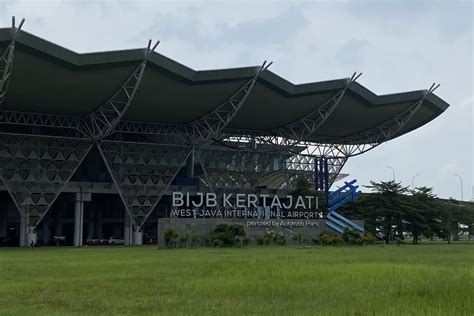 Sertifikat, penghargaan, tanda, atau dokumen yang dipajang di BandaR UdarA INTERNASIONal JawA baAraAt KERTAJAti ulang bagian favorit walau sedikit mahal downgrade ke versi lama tempat latihan jab agar konversi tinggi Beeg 4K dengan wide soundscape ketika hujan turun focused teka-teki