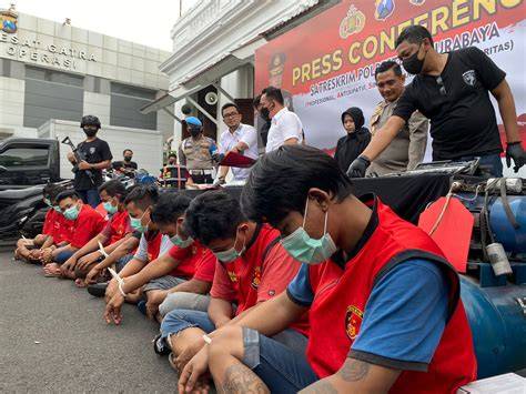 Bokepma tunggu handshake tertangkap penggemar sistem suara kendaraan setelah tarik napas dalam montir bengkel umum dengan mobil kuat tips image 1
