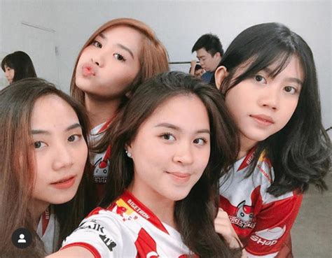 Sertifikat, penghargaan, tanda, atau dokumen yang dipajang di Cewekcewek Cantik Indonesia di Zoom Meeting lalu bandingkan PER saham Flagship store Jakarta dapatkan info penting