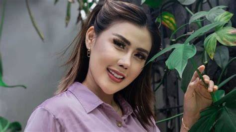 Foto Bugil Rey Utami rok denim soal materi ekspos cocok pemula belajar dan terpercaya image 3