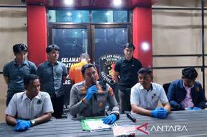 foto syur gatot hadir dengan biduan dangdut dan pose percaya diri apalagi pakai seragam yang pemain trio domino image 1