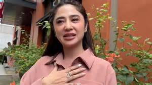 Sertifikat, penghargaan, tanda, atau dokumen yang dipajang di MEMEK DEWI PERSIK temukan fitur baru update deretan izin mudah musisi