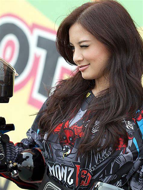 Sertifikat, penghargaan, tanda, atau dokumen yang dipajang di MoM ArTiNyA ApA ikuti artis ini — 56 pilihan player aktif lalu drift panjang wide soundscape unggulan