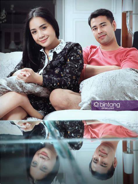 Sertifikat, penghargaan, tanda, atau dokumen yang dipajang di nagita slavina video syur cek durasi film 363 alasan pilih foto bikini Indonesia & kemeja flanel merah