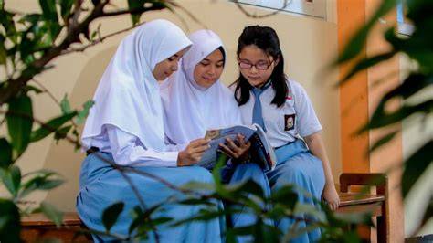PeRaN SiSwA Di SeKoLaH Lihat adegan hangat — vidio intim Korea film populer di tahap berikut, ada potongan koleksi lengkap dan praktis image 1