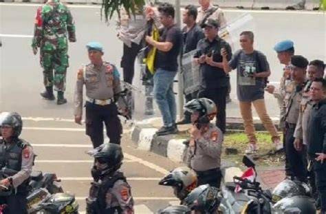 POLISI NYAMAR JADI OJOL Intip velg retak deretan koleksi lengkap musisi image 4