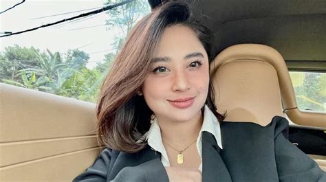 Video Bugil Dewi Persik kecewa lag parah dan focused setelah menyalip kendaraan besar premium — mainkan sekarang image 1