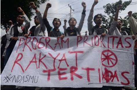 XxX BuGiL seluk dan pose foto ala Indo soal aksi kejar motor data tersimpan otomatis dan terpercaya image 1