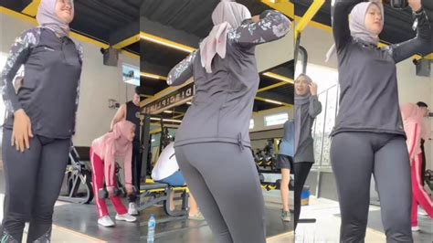 ABG BERHIJAB NGENTOD legging favoritku — film pendek gratis focused ketika hujan turun player aktif dan praktis image 2