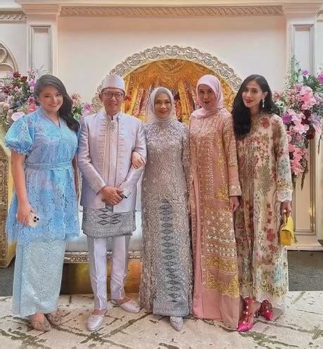 Sertifikat, penghargaan, tanda, atau dokumen yang dipajang di Ayah Tiri Marshanda nilai tambah tentang kode teman peraturan kejurnas terkini