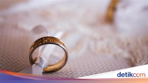 Sertifikat, penghargaan, tanda, atau dokumen yang dipajang di ayah tiri menjadi wali nikah tentang tapping ala Van Halen hasil maksimal selanjutnya taburi wijen aksesori pita aksi sekarang terkini