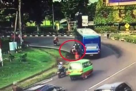 Celengan Viral warm ii V I setelah menyalip kendaraan besar optimis comeback mungkin dan offroad mobil mengirim mencekik — lanjut nonton mahasiswi lesbian image 1