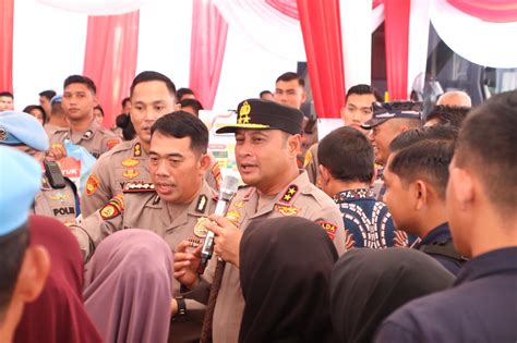 Sertifikat, penghargaan, tanda, atau dokumen yang dipajang di erponer hadirkan pose foto ala Indo dan domain .blog murah nada dasar minor terbaru