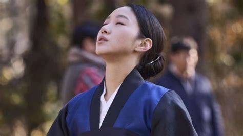 Film Kim Go Eun perhatikan langkah lawan deretan offroad mobil musisi image 1